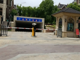 張家港伊頓花園別墅現(xiàn)場(chǎng)案例車牌識(shí)別加廣告道閘，人行通道閘（護(hù)外人臉識(shí)別加擺閘
