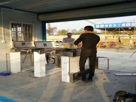 江蘇南京鼓樓區(qū)某工地現(xiàn)場橋式三輥閘、擺閘案例